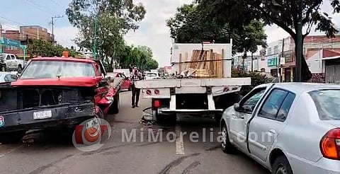 Transeúnte se cruza indebidamente y provoca accidente múltiple en Morelia