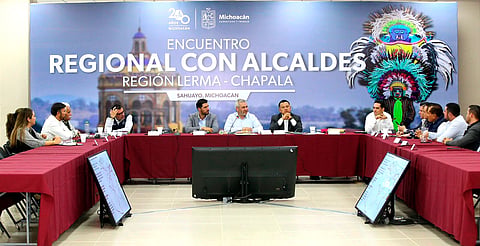 Bedolla pide a alcaldes cerrar filas para rehabilitación de carreteras federales