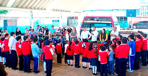 Niñas y niños de Uruapan conocen en escuelas cómo será la cabina del teleférico
