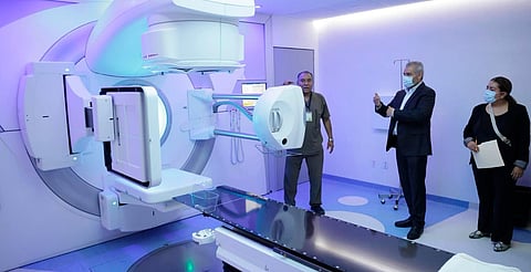 Bedolla moderniza servicios de salud en Michoacán con equipo para tratar el cáncer