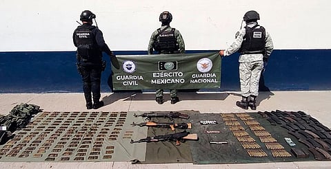 Aseguran tres fusiles, más de mil cartuchos, cargadores y equipo táctico