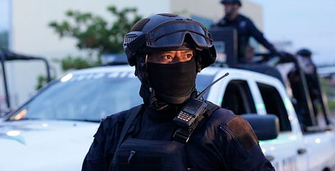 Atienden servicios de emergencia explosión de cohetes en cortejo fúnebre en Tacámbaro