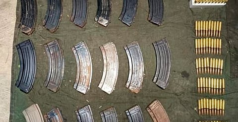 Agentes localizan un arma y mil 720 cartuchos y cargadores en Apatzingán, Michoacán