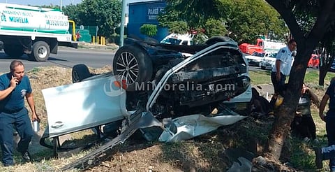 Vuelca Jetta en el libramiento de Morelia, hay tres heridas