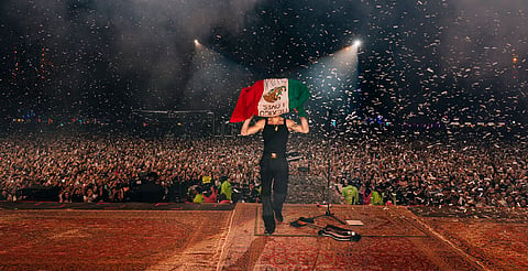 Shawn Mendes besa a fan y enamora al público mexicano con su español en el Corona Capital
