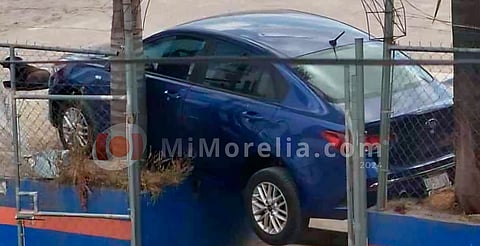 Auto casi cae en desnivel del estacionamiento de Abarrotes Azteca, en Morelia