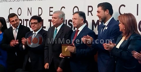 Roberto Molina recibe condecoración "Mérito al Turismo Michoacano"; llama a reformar ley