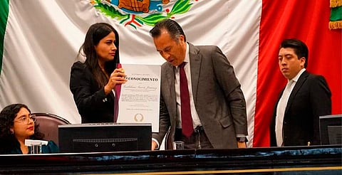 Entregan reconocimiento al gobernador de Veracruz como el "peor de la historia"