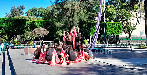 Inauguran taller de danza aérea con mensaje contra la violencia hacia las mujeres