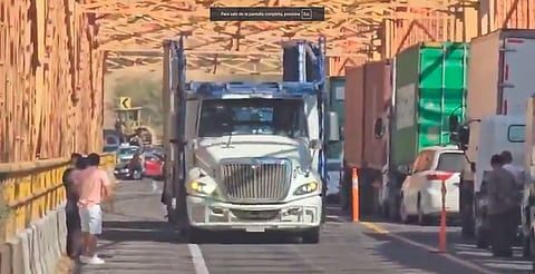 Tráiler impacta dos vehículos en la Siglo XXI