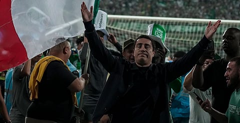 Efraín Juárez ondea bandera mexicana tras campeonato del Atlético Nacional de Colombia