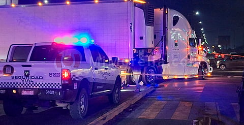 Motociclistas chocan contra tráiler en el Boulevard Industrial; hay un muerto y dos heridos