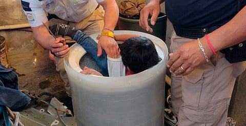 Niño queda atorado en lavadora y tienen que llegar polis a rescatarlo, en Edomex
