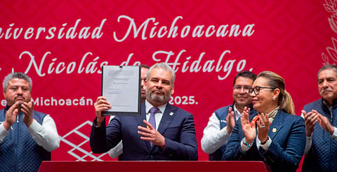 Gobernador firma Decreto de Promulgación de la Reforma Constitucional a la Universidad Michoacana