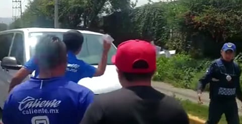 Aficionados del Cruz Azul encaran a Anselmi y le restriegan billetes