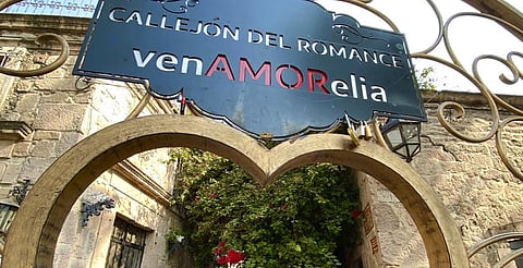 Piden nuevo corazón que aguante más candados en Callejón del Romance de Morelia
