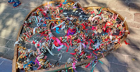 Mil 647 candados pesaron más que las historias de amor que se contaron en el Callejón del Romance