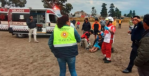 Rayo cae en campo deportivo y alcanza a algunos niños que jugaban, en Tlaxcala