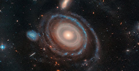 Telescopio Hubble descubre galaxia en forma de diana con nueve anillos