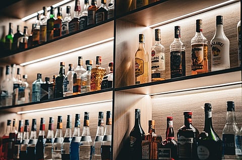 Bebidas baratas, pero peligrosas; alertan por venta de alcohol adulterado en Morelia