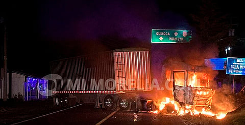 Amanece Zacapu con enfrentamientos; con vehículos incendiados bloquearon vialidades