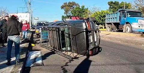 Vuelca otro vehículo en Morelia, ahora en periférico
