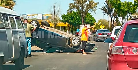 Auto vuelca en la avenida Morelos Norte de Morelia; hay 1 persona herida
