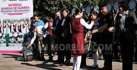 Entregan instrumentos a 50 bandas de guerra de escuelas de Michoacán
