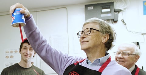 Junto a Warren Buffet, Bill Gates aprendió a preparar helados en famosa heladería