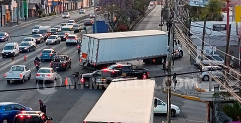 Tráiler choca contra semáforo y queda atravesado en Madero Poniente de Morelia