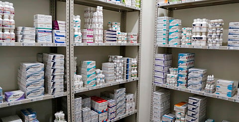 Proponen eliminar IVA en seguros médicos para adultos mayores