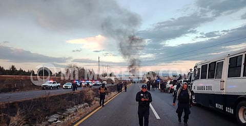 Presuntos normalistas confrontan a elementos del AROP con pedradas y cohetones