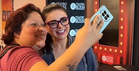 Violeta Isfel responde a la polémica y se toma fotos con fans