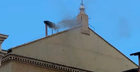 Segunda fumata negra: el Vaticano, aún sin papa