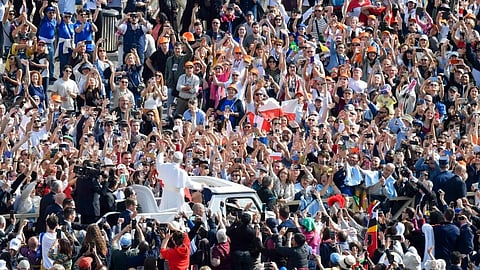 Júbilo en el Vaticano: así fue el primer recorrido de León XIV en el Papamóvil