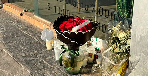 ‘Perdón’: dejan flores frente al salón donde fue asesinada Valeria Márquez