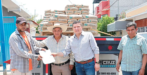 Vicente Gómez gestiona cemento para obra hídrica en Puruarán