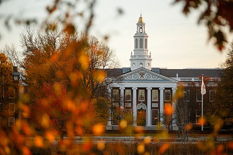 Trump ordena lista de contratos millonarios a cancelar con Harvard