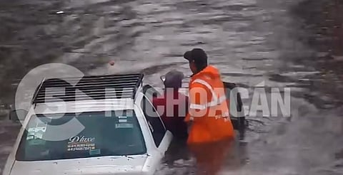 Personal de Protección Civil ayuda a ciudadanos varados por inundaciones en Morelia