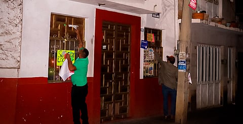 Retiran anuncios "ilegales" en calles de Tacámbaro; gobierno busca reducir contaminación visual