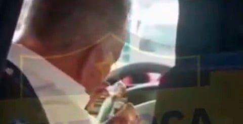 Captan a chofer drogándose mientras conduce combi en Edomex