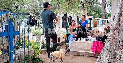 Familias morelianas visitan panteones por el Día del Padre