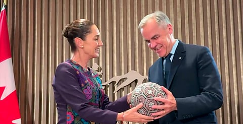 Sheinbaum obsequia balón artesanal al primer ministro de Canadá