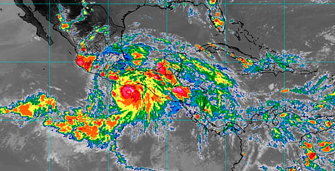 Huracán "Erick" se intensifica a categoría 3 horas antes de tocar tierra
