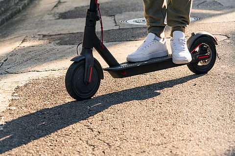 Policía Morelia registra reportes por uso de scooters en carriles vehiculares