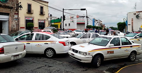 Autoridades analizarán solicitudes de taxistas tras manifestación en el centro de Morelia