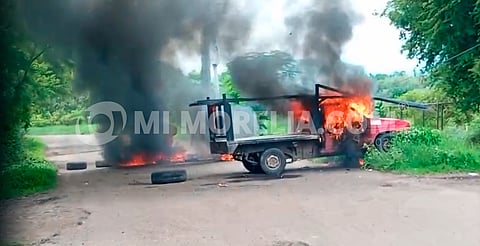 Incendian vehículos y bloquean carreteras en Buenavista y Apatzingán