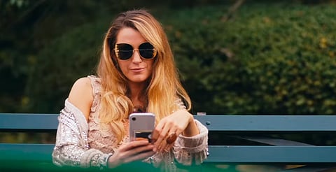 XOXO: Blake Lively revive Gossip Girl para promocionar su nueva bebida