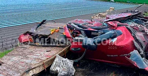 Tráiler vuelca y aplasta camioneta en Yurécuaro; un hombre murió prensado