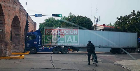 Tráiler daña los arcos del Acueducto de Morelia; conductor ya fue arrestado
